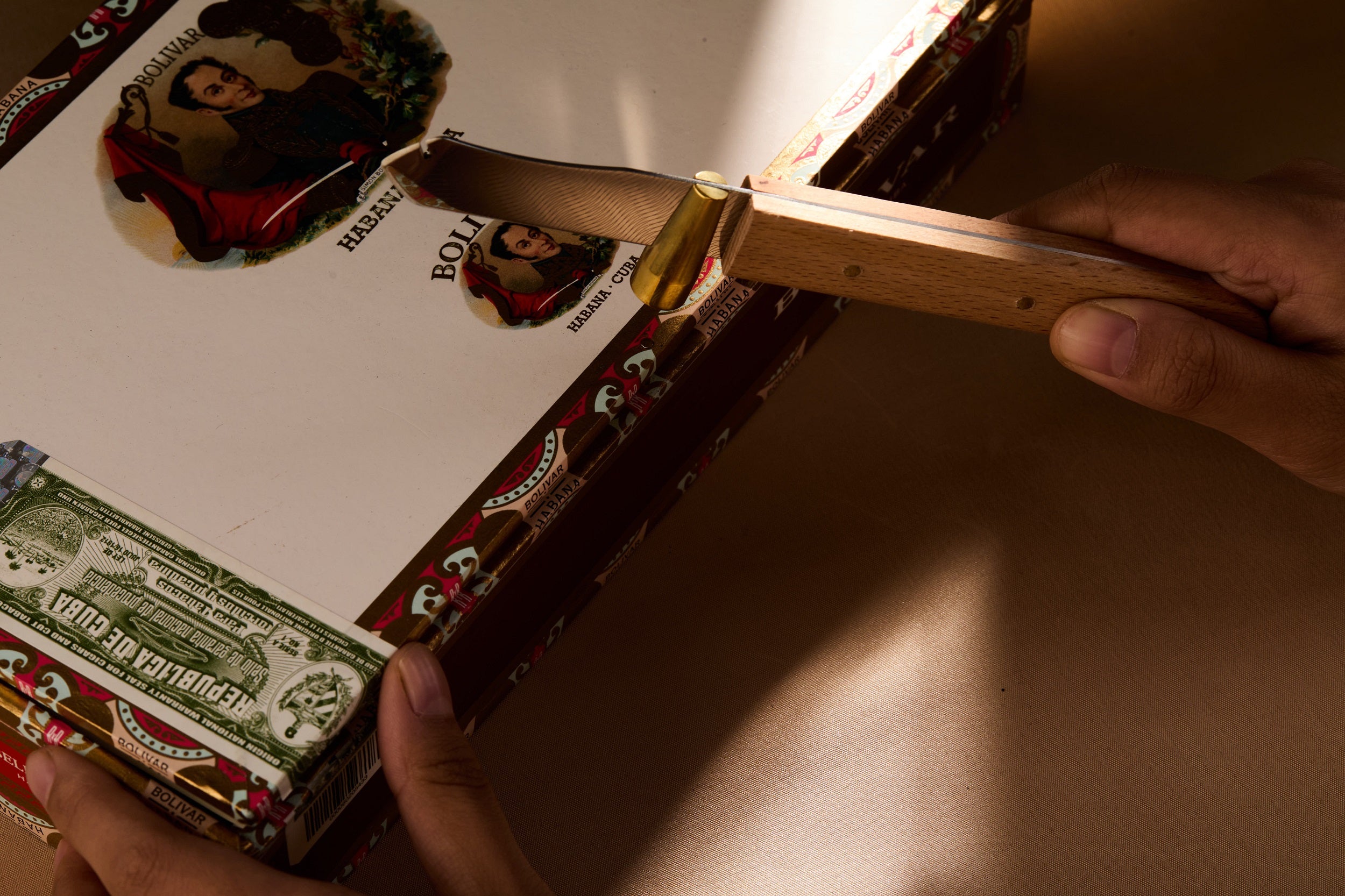 Élysienne ‘Havana Key’ Habanos Box Opener - HK CohCigars -雪茄