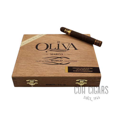 HK CohCigars Oliva Mareva CSWC 雪茄禮盒，包含一根深色厄瓜多爾茄衣的 Petit Corona 雪茄，放置在精緻木盒上。