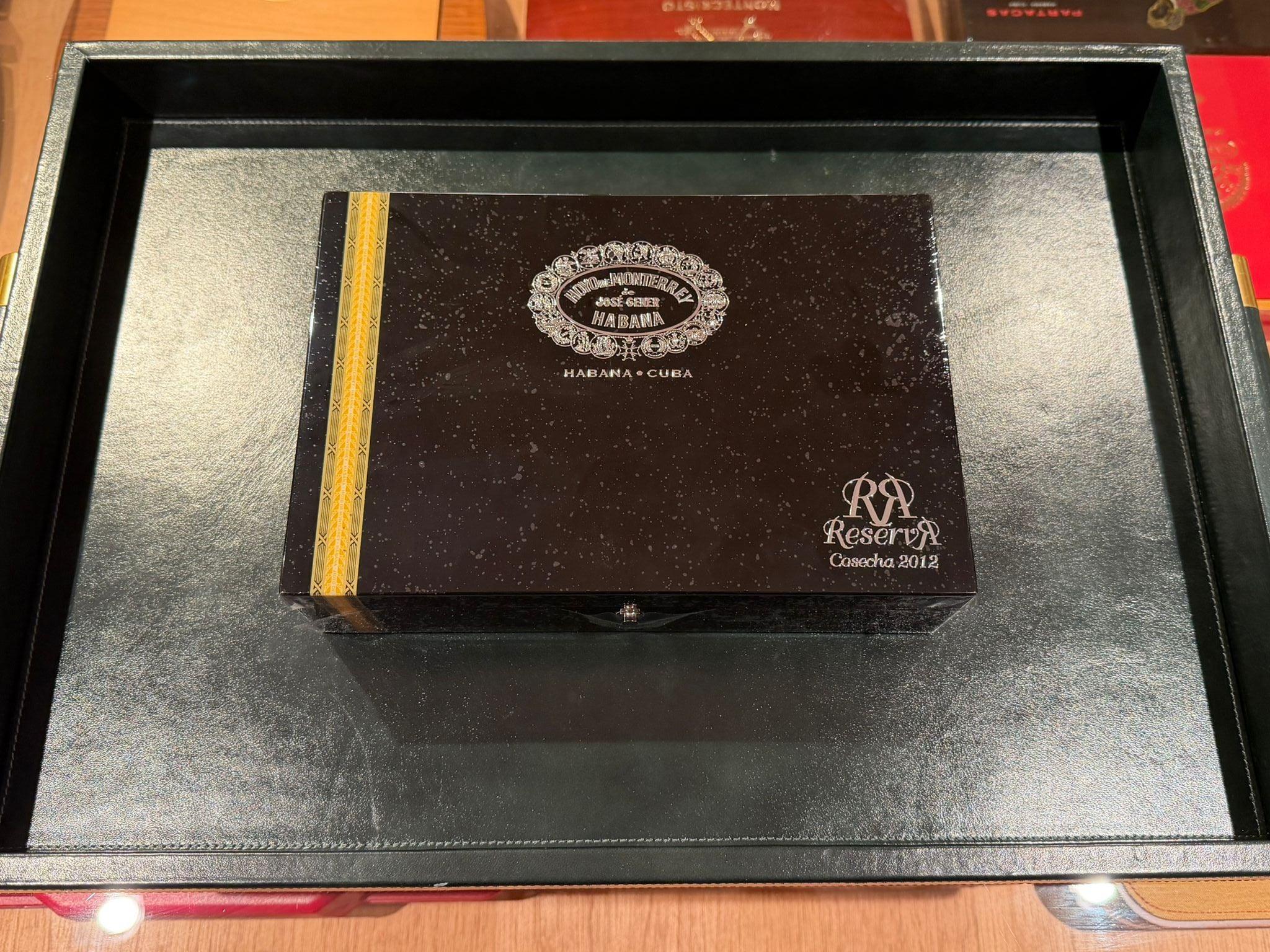 Hoyo de Monterrey Epicure 2 Circa 2018 | Epicure No.2 Reserva Cosecha 2012 | Box 20 | Hoyo de Monterrey cigar (Display model - No outer box, no felt cover) - HK CohCigars -雪茄