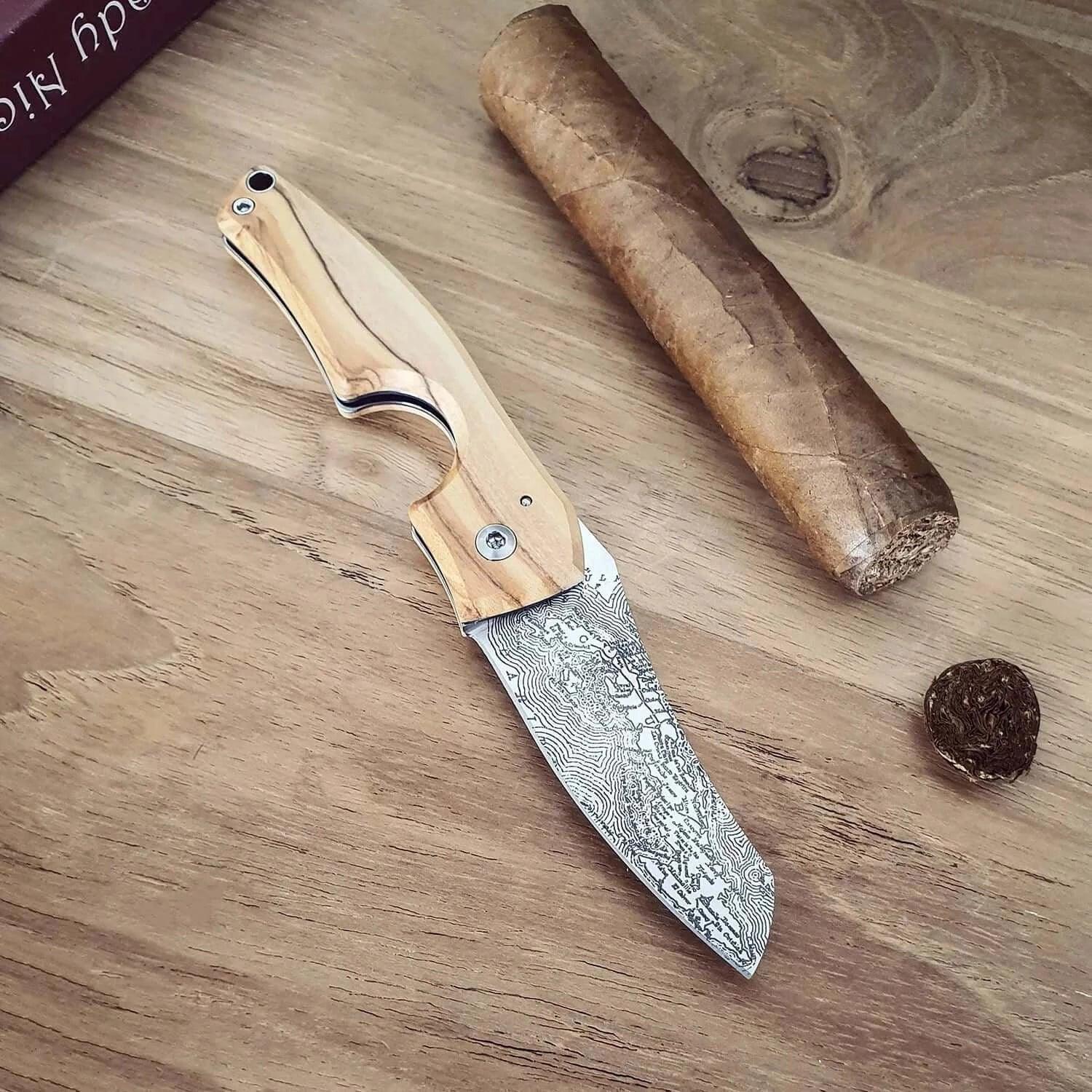 LES FINES LAMES | Cutter LE PETIT - Compass Cuba Olive - HK CohCigars