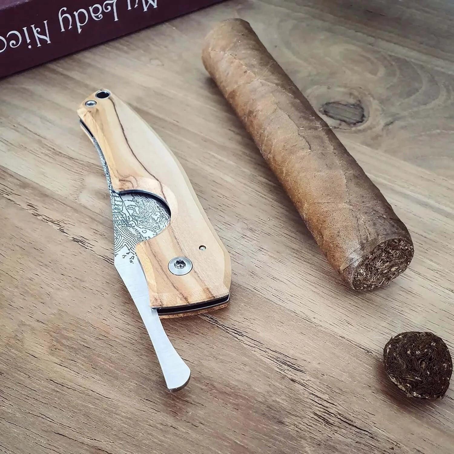 LES FINES LAMES | Cutter LE PETIT - Compass Cuba Olive - HK CohCigars