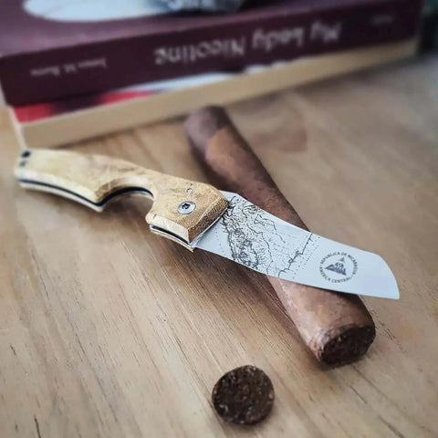 LES FINES LAMES | Cutter LE PETIT - Compass Nicaragua Acacia Burl - HK CohCigars