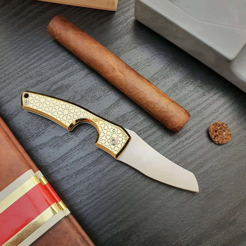 LES FINES LAMES | Cutter LE PETIT - Gold Arabesque 2022 - HK CohCigars