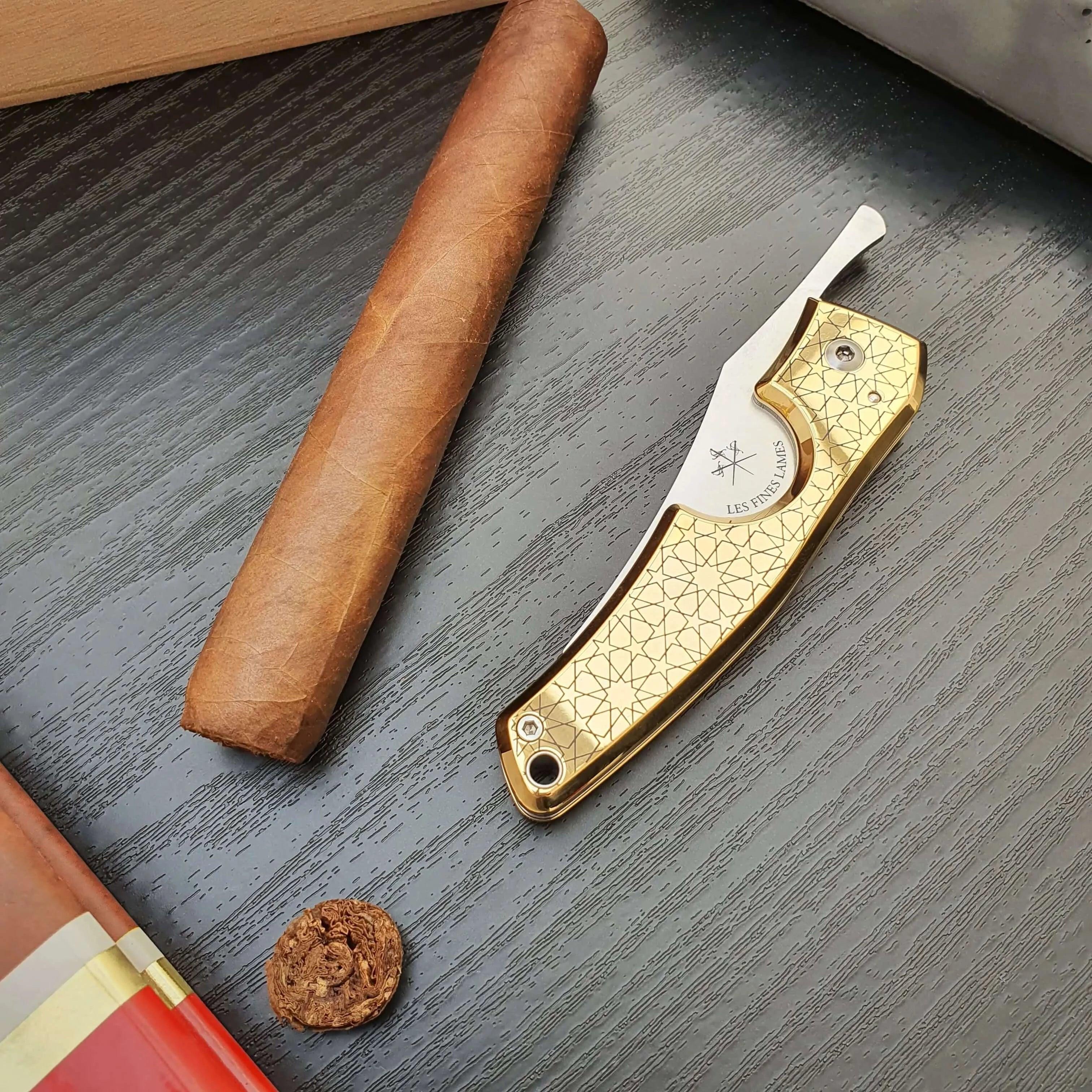 LES FINES LAMES | Cutter LE PETIT - Gold Arabesque 2022 - HK CohCigars