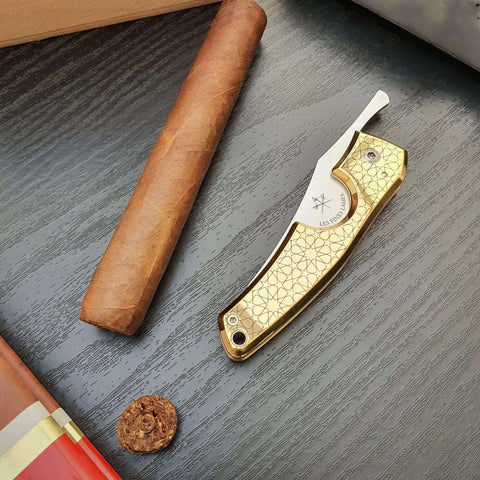 LES FINES LAMES | Cutter LE PETIT - Gold Arabesque 2022 - HK CohCigars